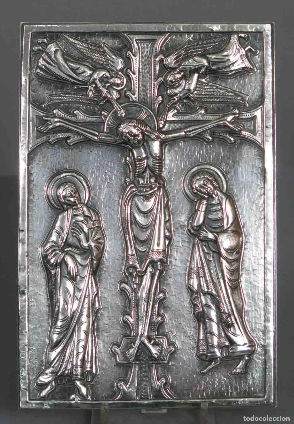 Arte: CALVARIO. SIGUIENDO MODELOS ROMANICOS. BAJORRELIEVE. METAL PLATEADO. SIGLO XX