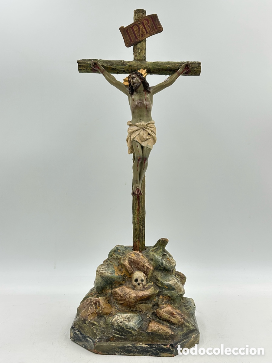 Arte: Antigua escultura de Cristo en la Cruz con peana - Olot