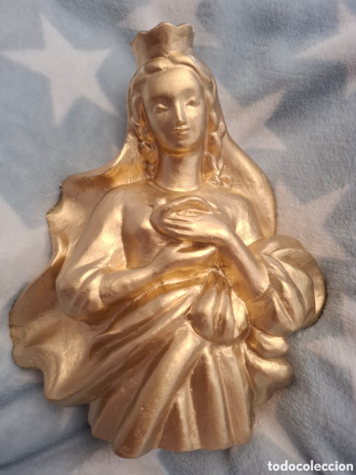 Arte: ESCULTURA DE TERRACOTA PATINADA COLOR ORO VIRGEN Y PALOMA DE CERAMICAS SERRA A&Ntilde;OS 30 SIMBOLO DE PAZ