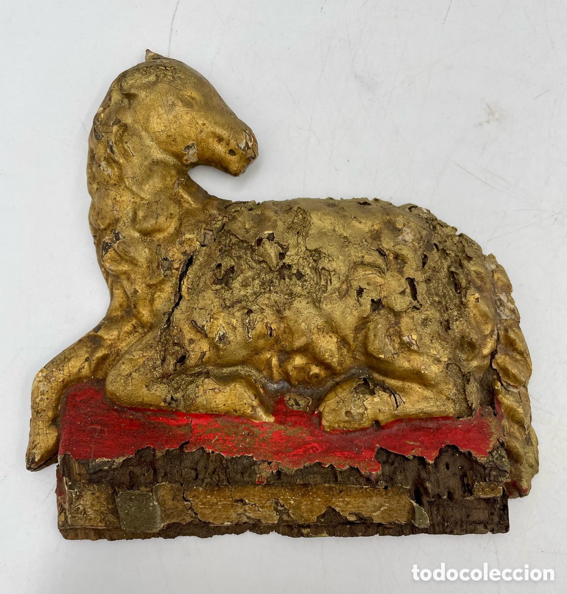Arte: Escultura religiosa antigua talla relieve de cordero en madera dorada.
