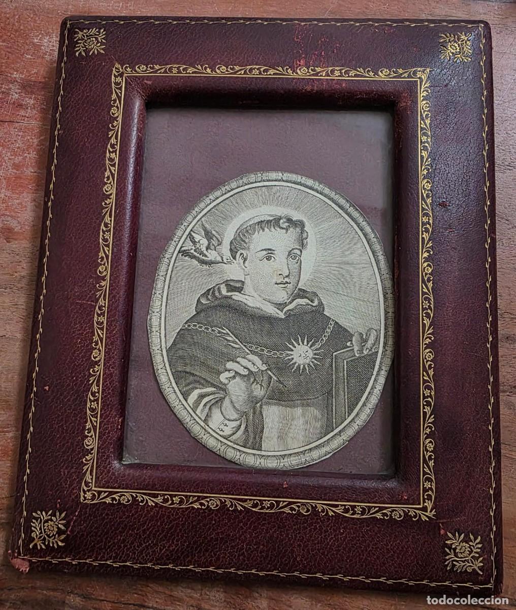 Arte: Marco antiguo con grabado religioso en cuero repujado dorado retrato santo enmarcado 27x22