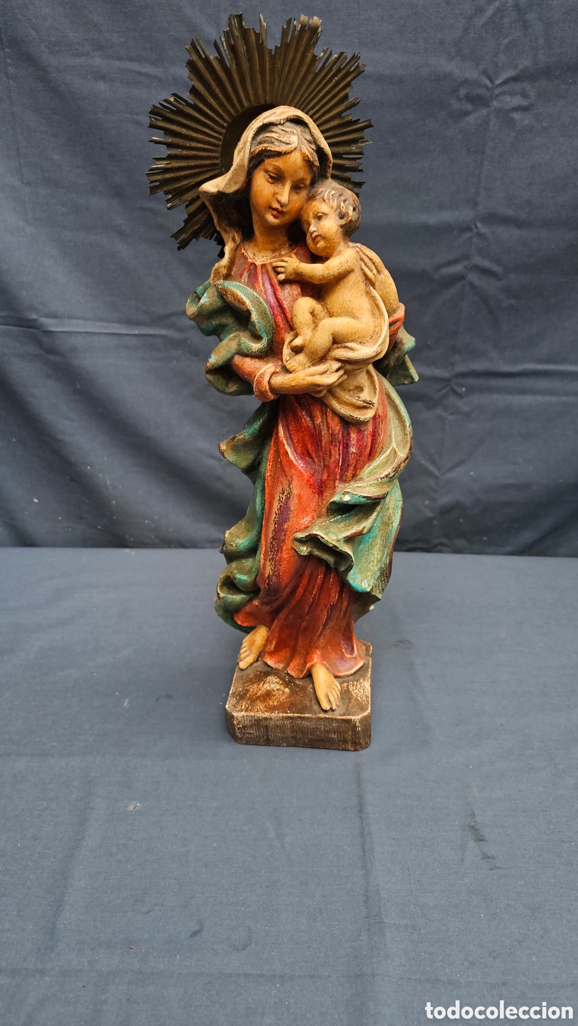 Arte: Virgen Maria y el ni&ntilde;o en madera tallada