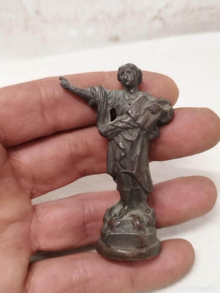 Arte: Antigua figura, escultura religioso de san Pancracio, parece plomo y sin alas.
