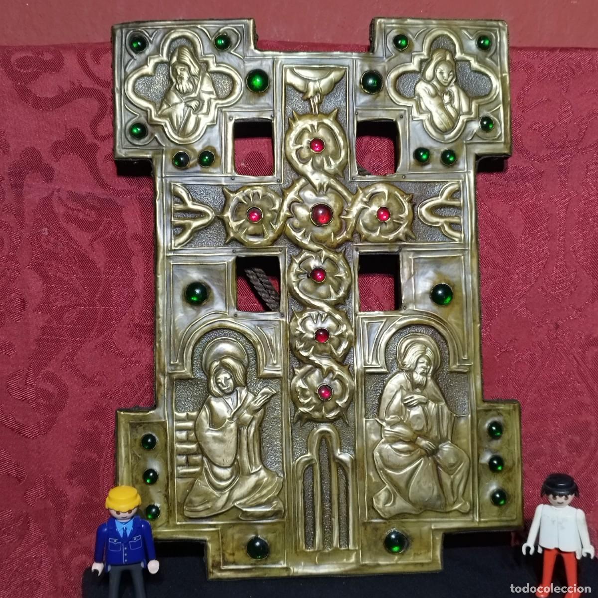 Arte: INTERESANTE ICONO RELIGIOSO CRUZ DE MADERA CON LATON REPUJADO EN BAJO RELIEVE E INCRUSTACIONES
