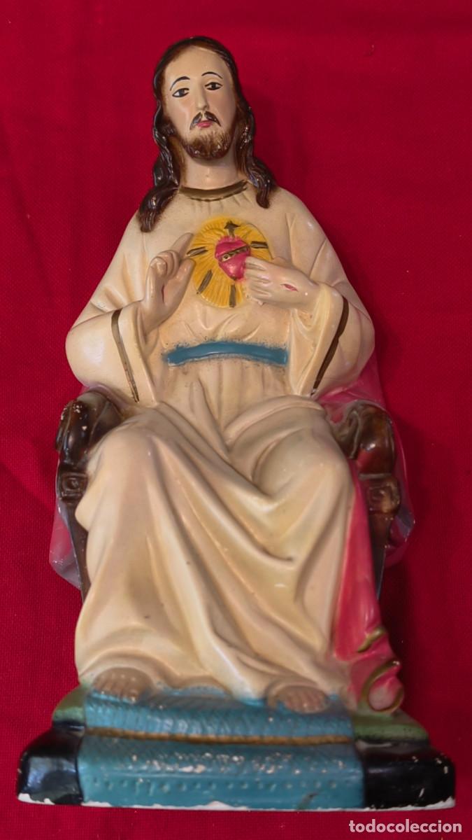Arte: Imagen en escayola de Cristo Rey, pintada a mano.