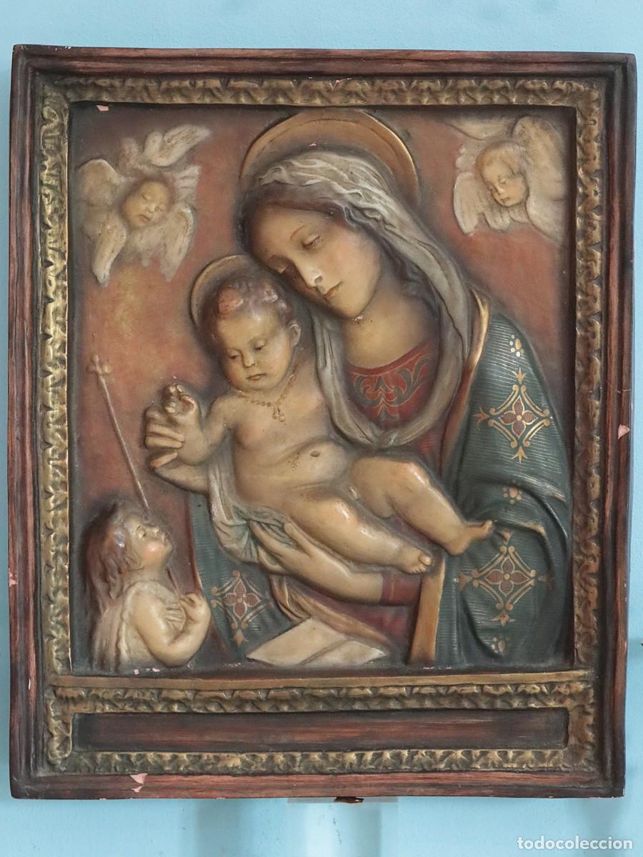 Arte: La Virgen con el Ni&ntilde;o y San Juanito. Relieve de estuco policromado. Hacia 1900. Mide 54 x 45 cm.
