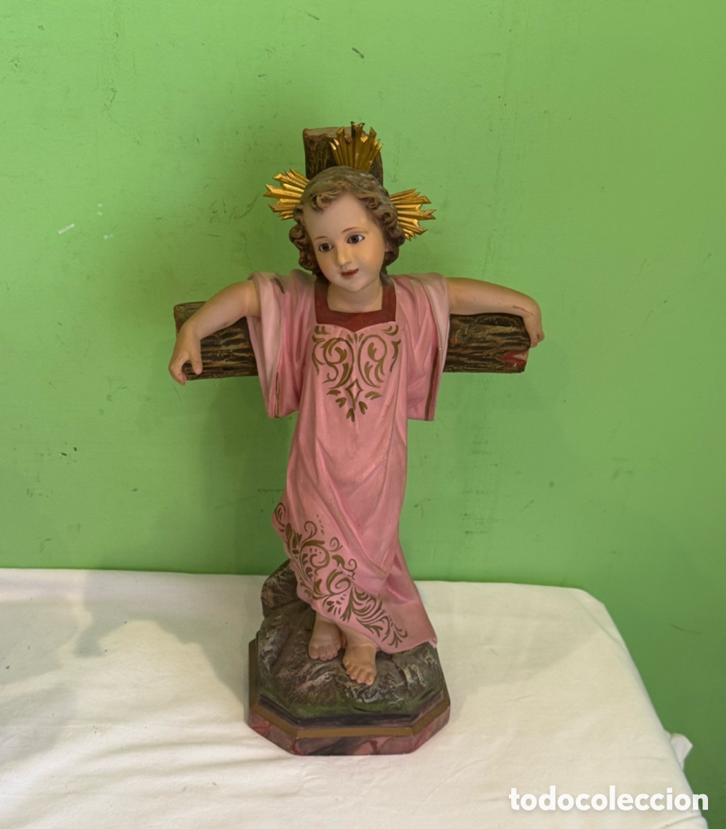 Arte: Antigua figura religiosa Ni&ntilde;o Jes&uacute;s con cruz policromada 47 cm siglo XX.