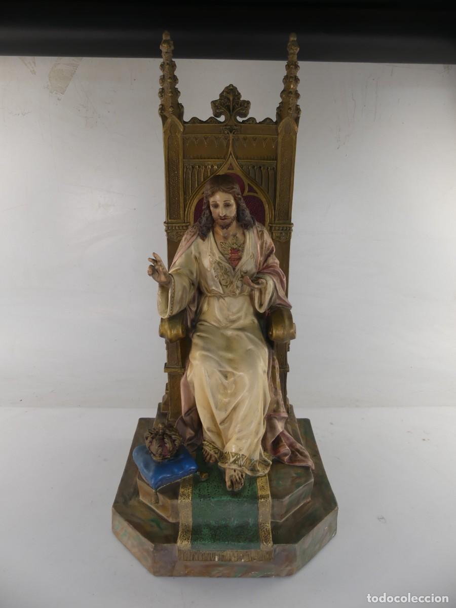 Arte: ANTIGUA FIGURA SAGRADO CORAZ&Oacute;N DE JES&Uacute;S SOBRE TRONO OBJETO DE DECORACION RELIGIOSA SELLO OLOT
