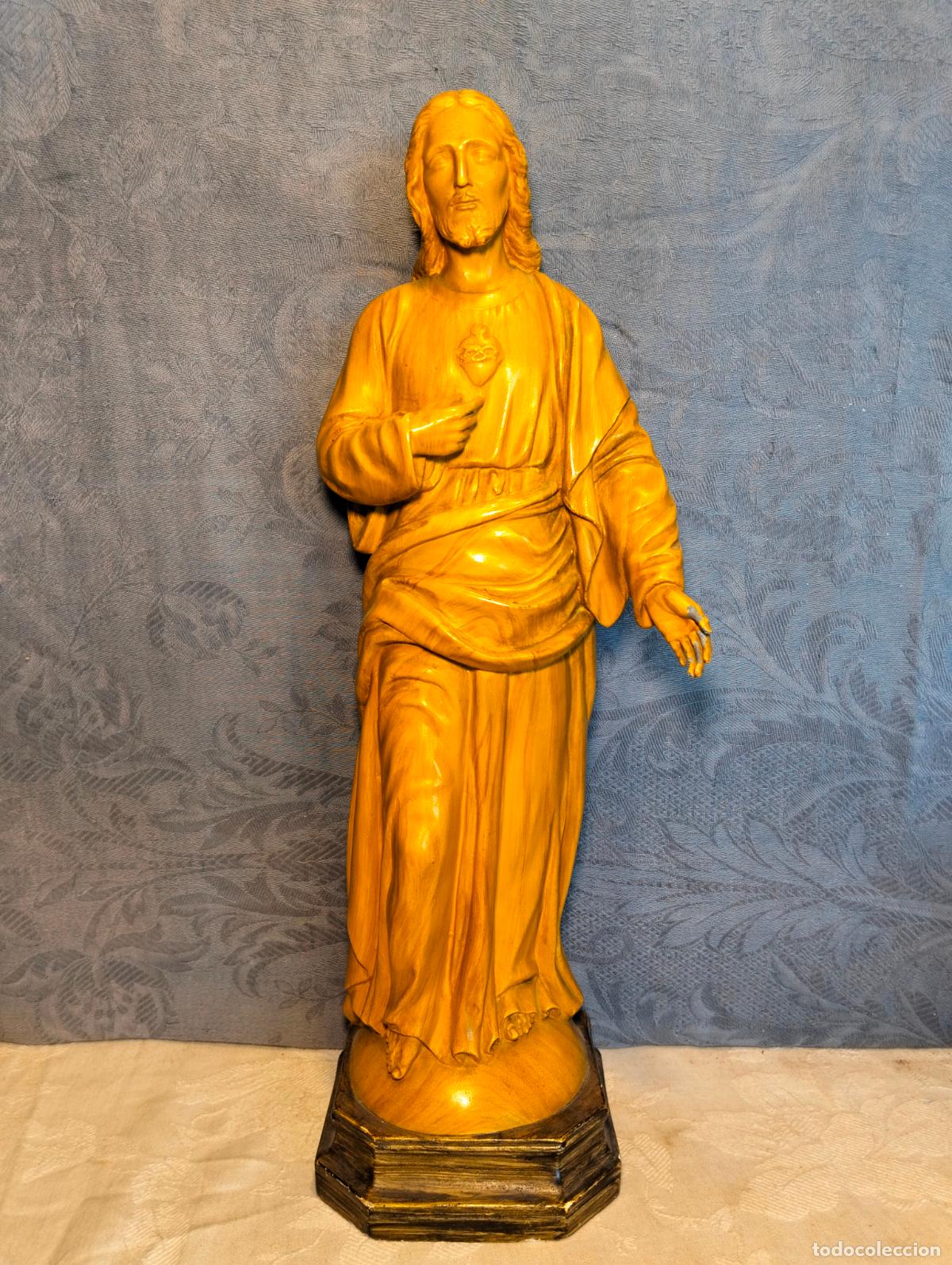 Arte: Figura religiosa del Sagrado coraz&oacute;n de Jes&uacute;s en estuco policromado de los a&ntilde;os 60