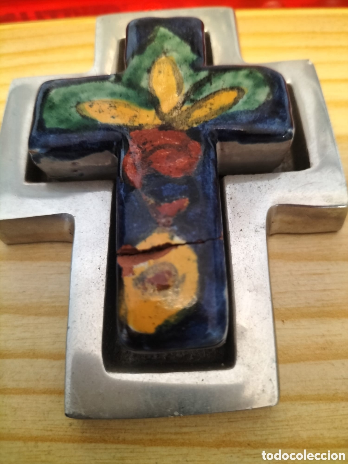 Arte: CRUZ DE CER&Aacute;MICA Y METAL