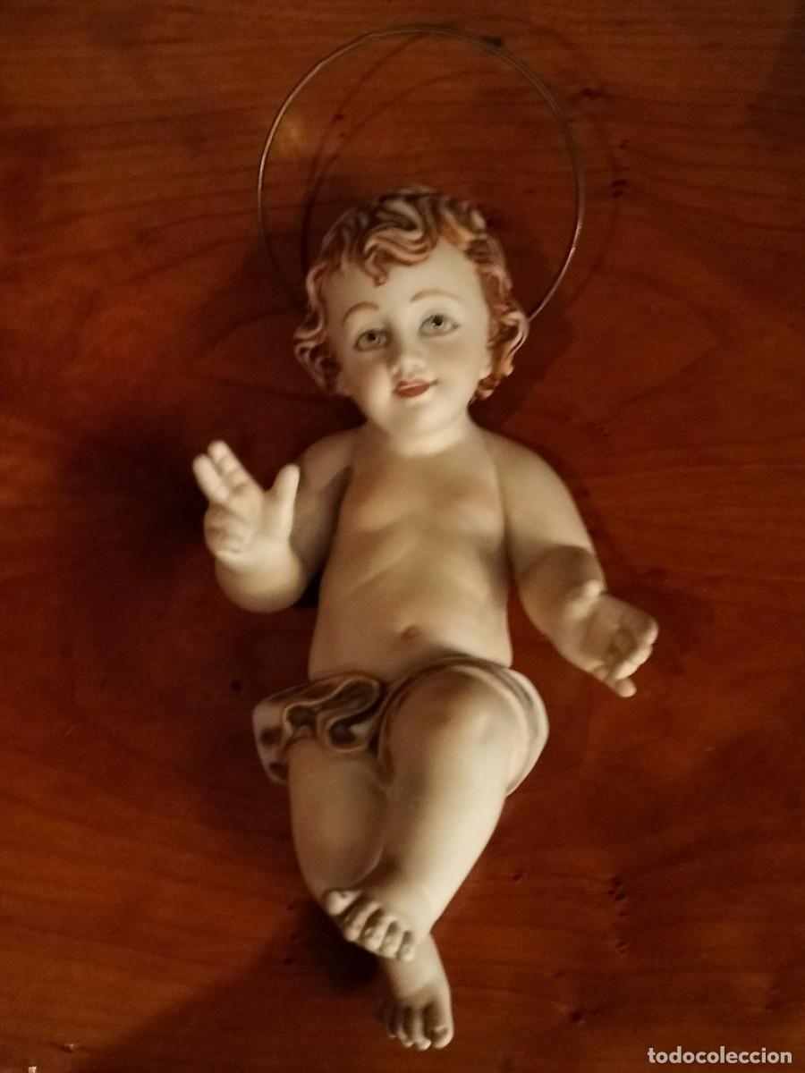 Arte: Precioso Ni&ntilde;o Jes&uacute;s de cer&aacute;mica, marca VP.