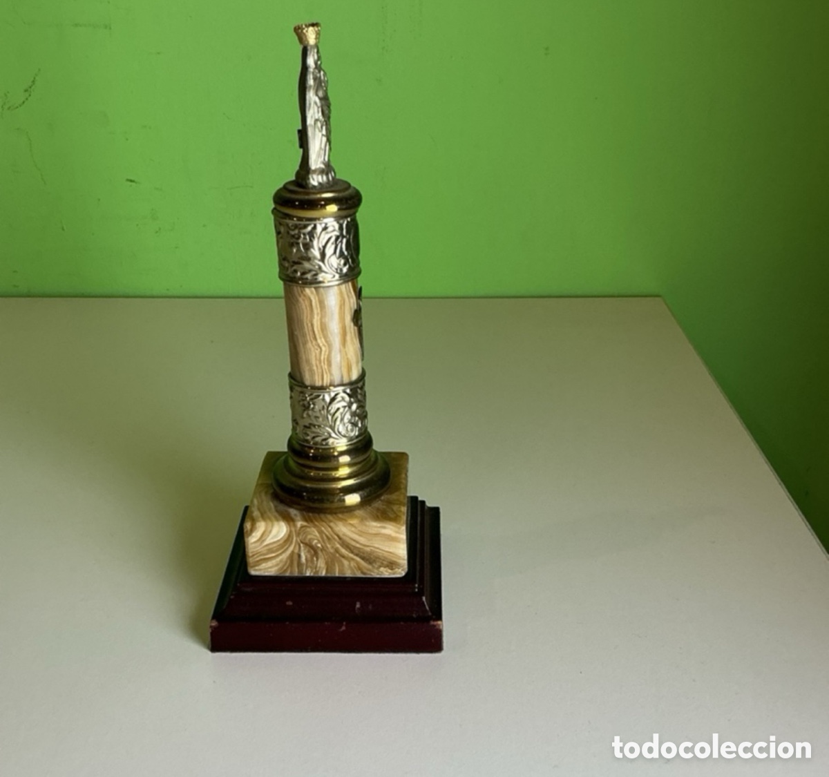 Arte: Virgen sobre columna de m&aacute;rmol con metal plateado y lat&oacute;n. Pedestal en madera y m&aacute;rmol.