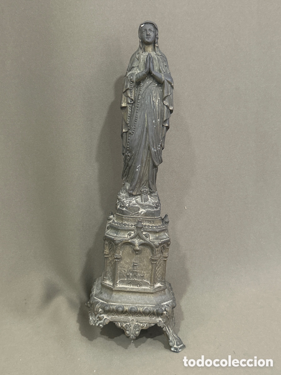 Arte: VIRGEN DE LOURDES ORANDO SOBRE PEANA CON ESCENAS, CALAMINA *VER FOTOS*