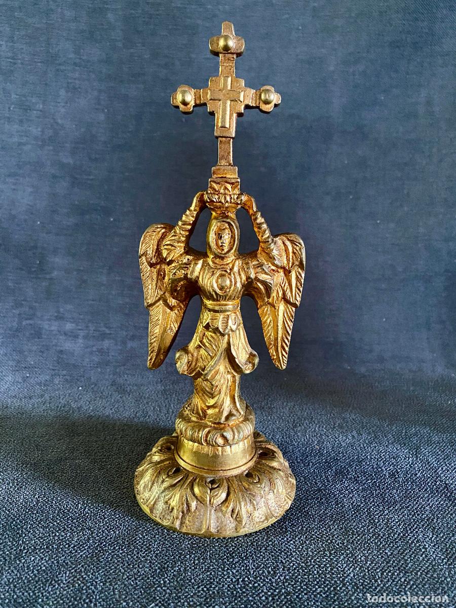 Arte: Estatua antigua de bronce del &aacute;ngel San Miguel de Aralar