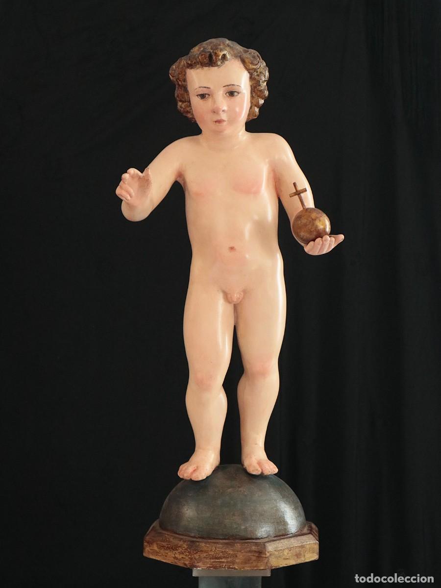 Art: Ni&ntilde;o Jes&uacute;s como Salvatoris Mundi. Madera tallada y policromada. Mide 66 cm. Siglo XVII.