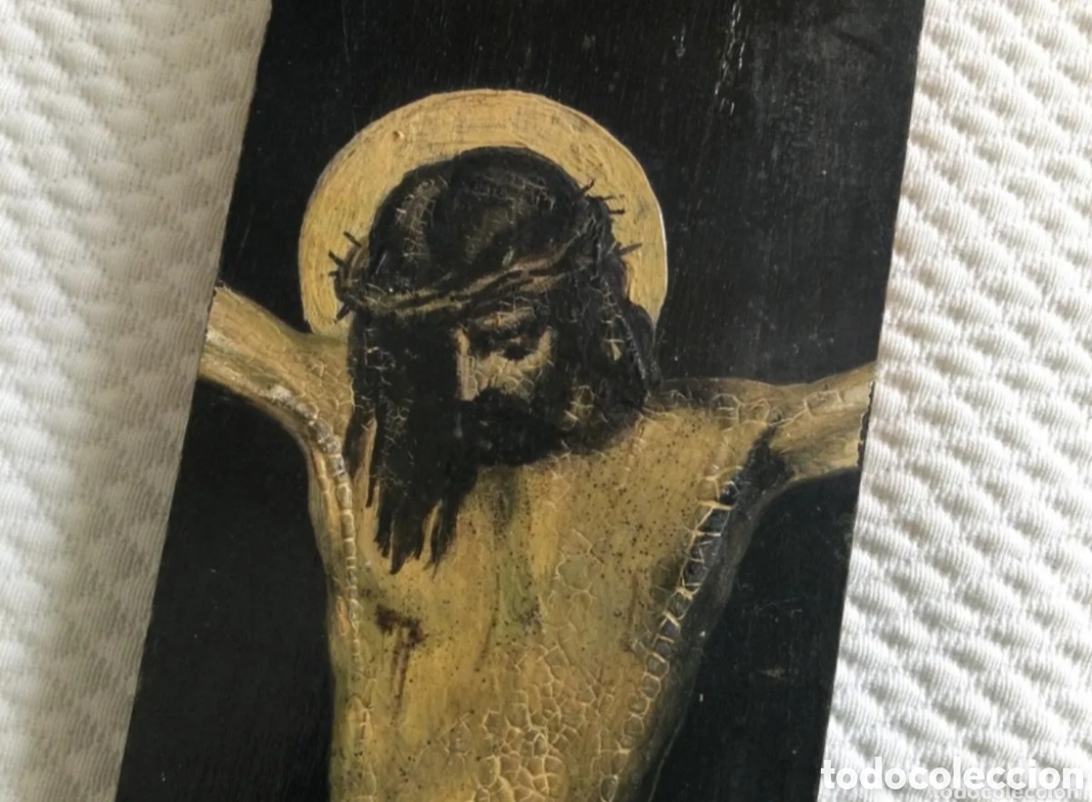 Arte: Antigua tabla pintada al &oacute;leo de Cristo crucificado.