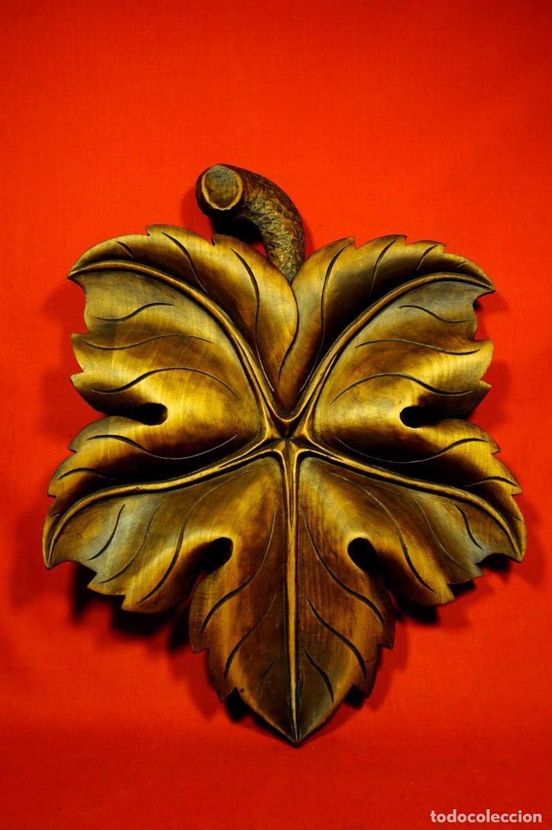 Arte: Antigua talla en forma de hoja de arbol en Madera de 53 cm de largo x 47 cm de ancho y 1802g.