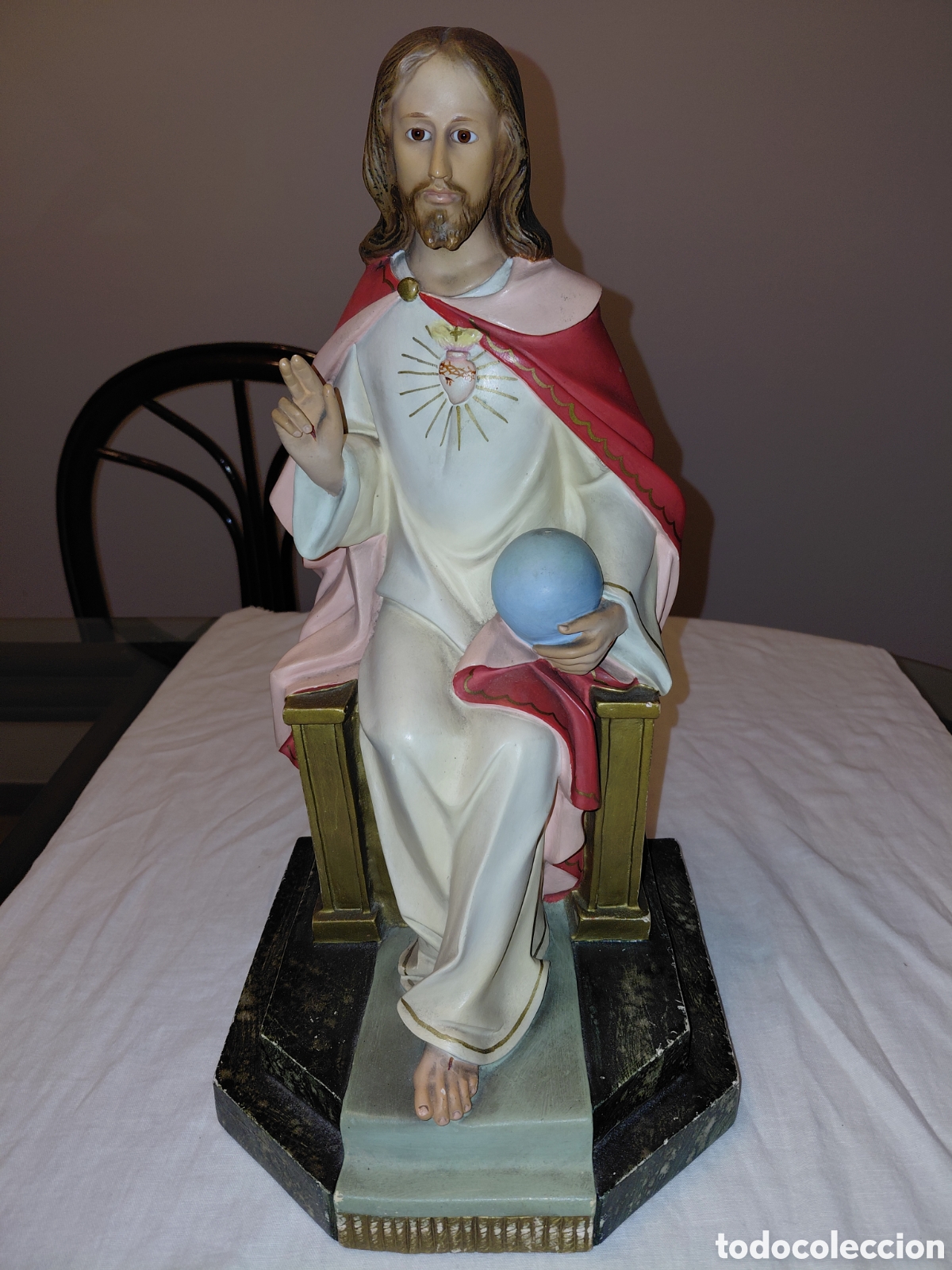Arte: ANTIGUA FIGURA DEL SAGRADO CORAZON DE JESUS EN TRONO.OJOS DE CRISTAL