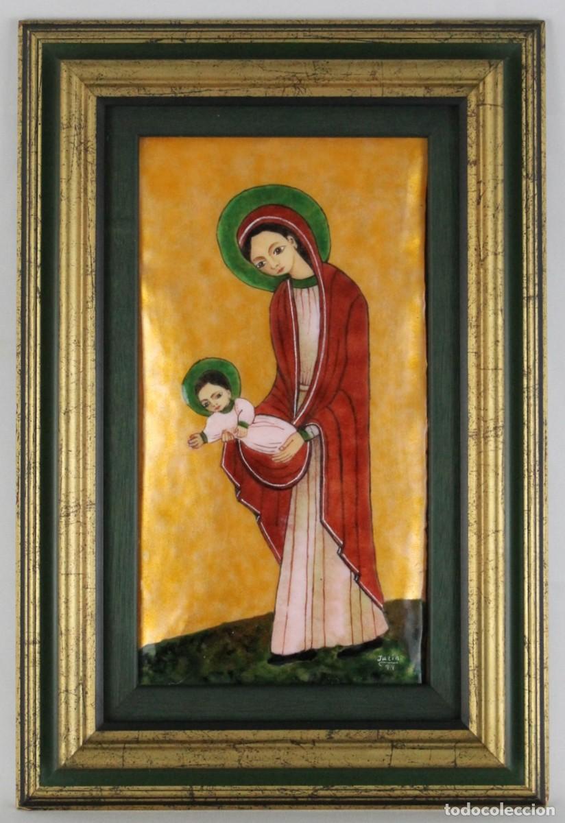 Arte: Virgen con el Ni&ntilde;o. Esmalte sobre cobre firmado Julia 99. Icono religioso enmarcado