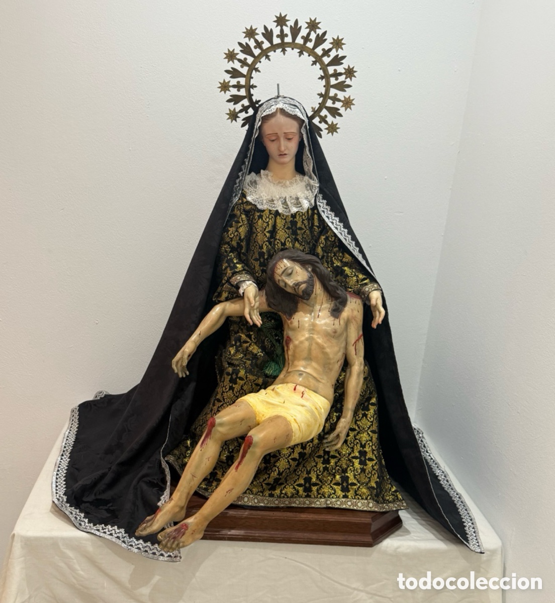 Arte: Cap i Pota Dolorosa con Cristo Yacente siglo XIX principios XX madera tallada policromada 113 cm