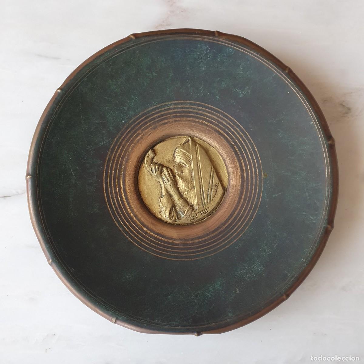 Arte: Plato brutalista de bronce Zel-Zion (c.1960)-Hecho a mano-Rabino tocando Shofar -Israeliana Judaica