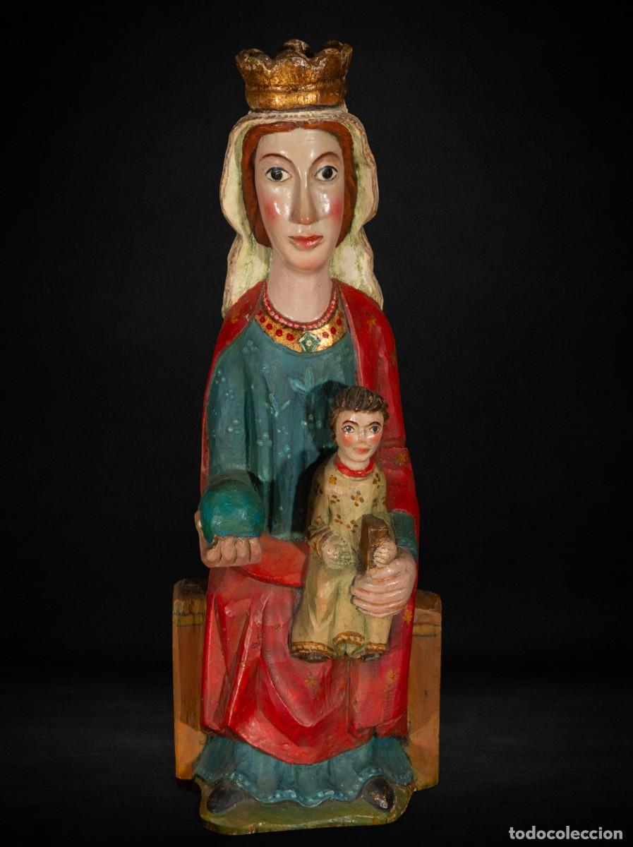 Arte: Virgen con el Ni&ntilde;o en trono estilo Rom&aacute;nico, talla policromada siglo XX