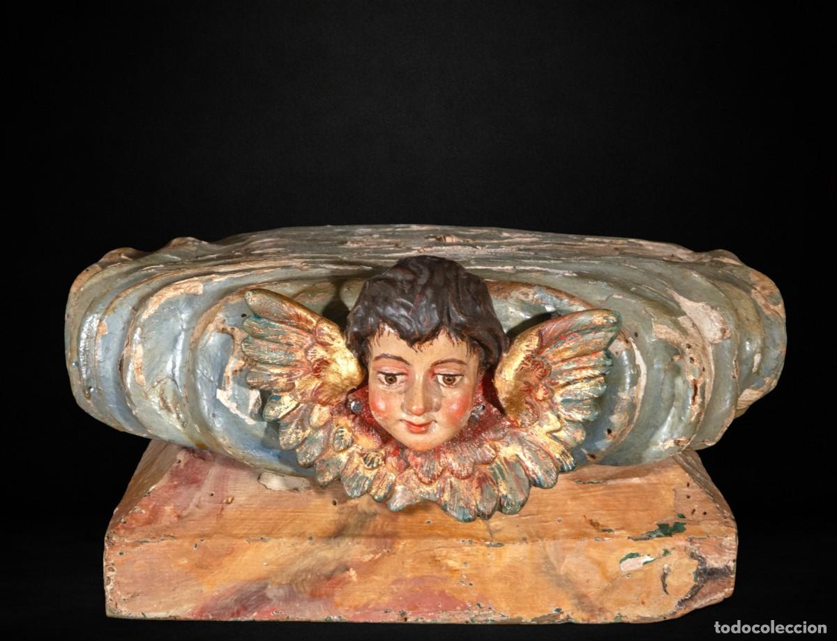 Arte: Peana con querub&iacute;n alado en madera tallada y policromada, estilo barroco