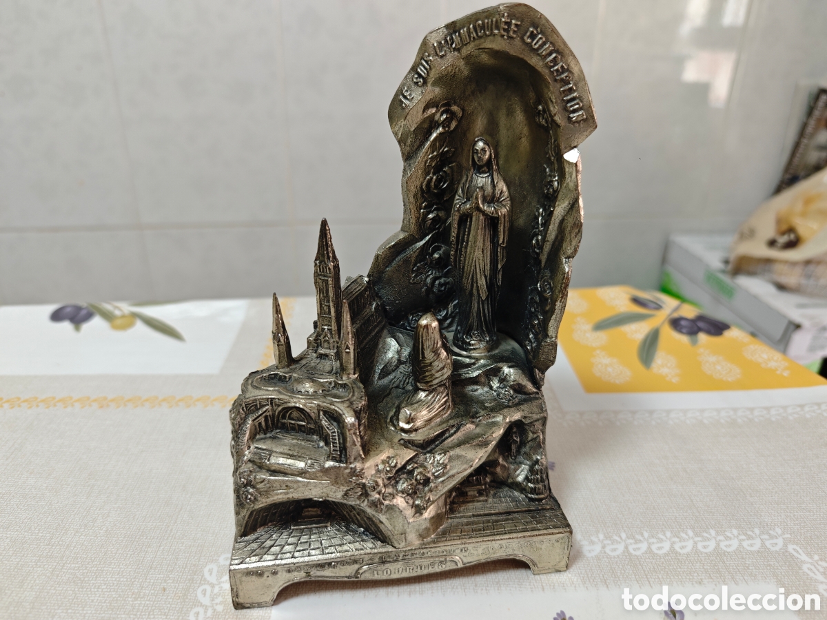Arte: Caja de m&uacute;sica de la Virgen de Lourdes en metal plateado