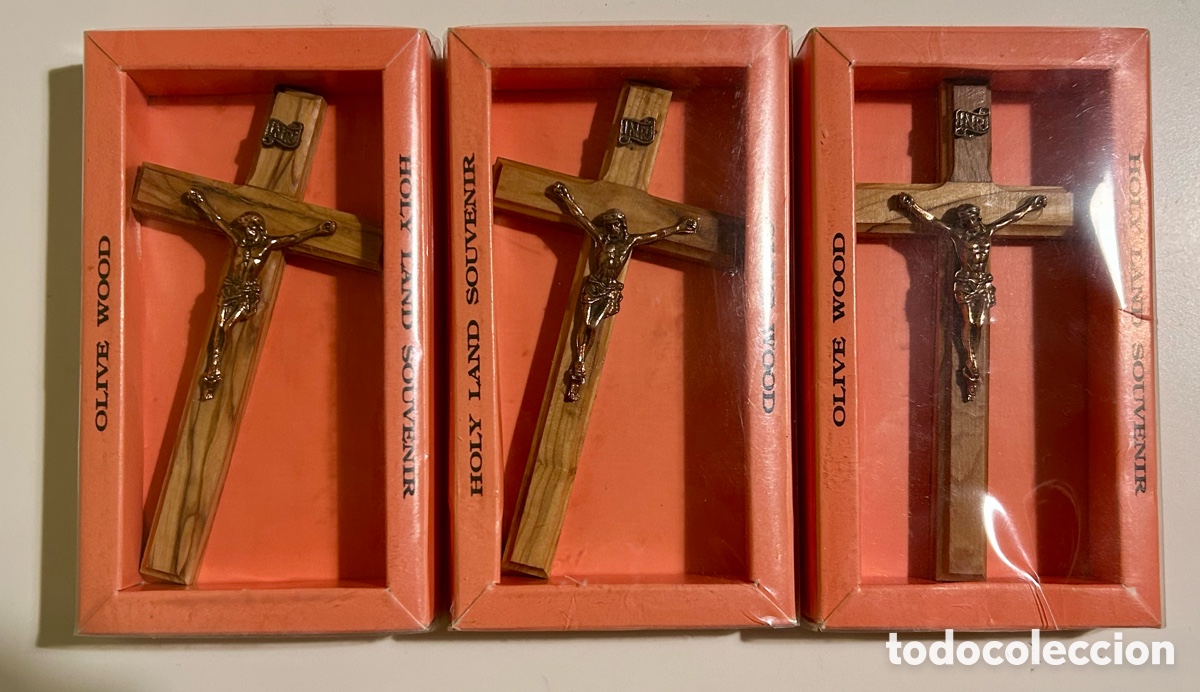 Arte: Lote de tres crucifijos elaborados en madera de olivo, procedentes de Tierra Santa