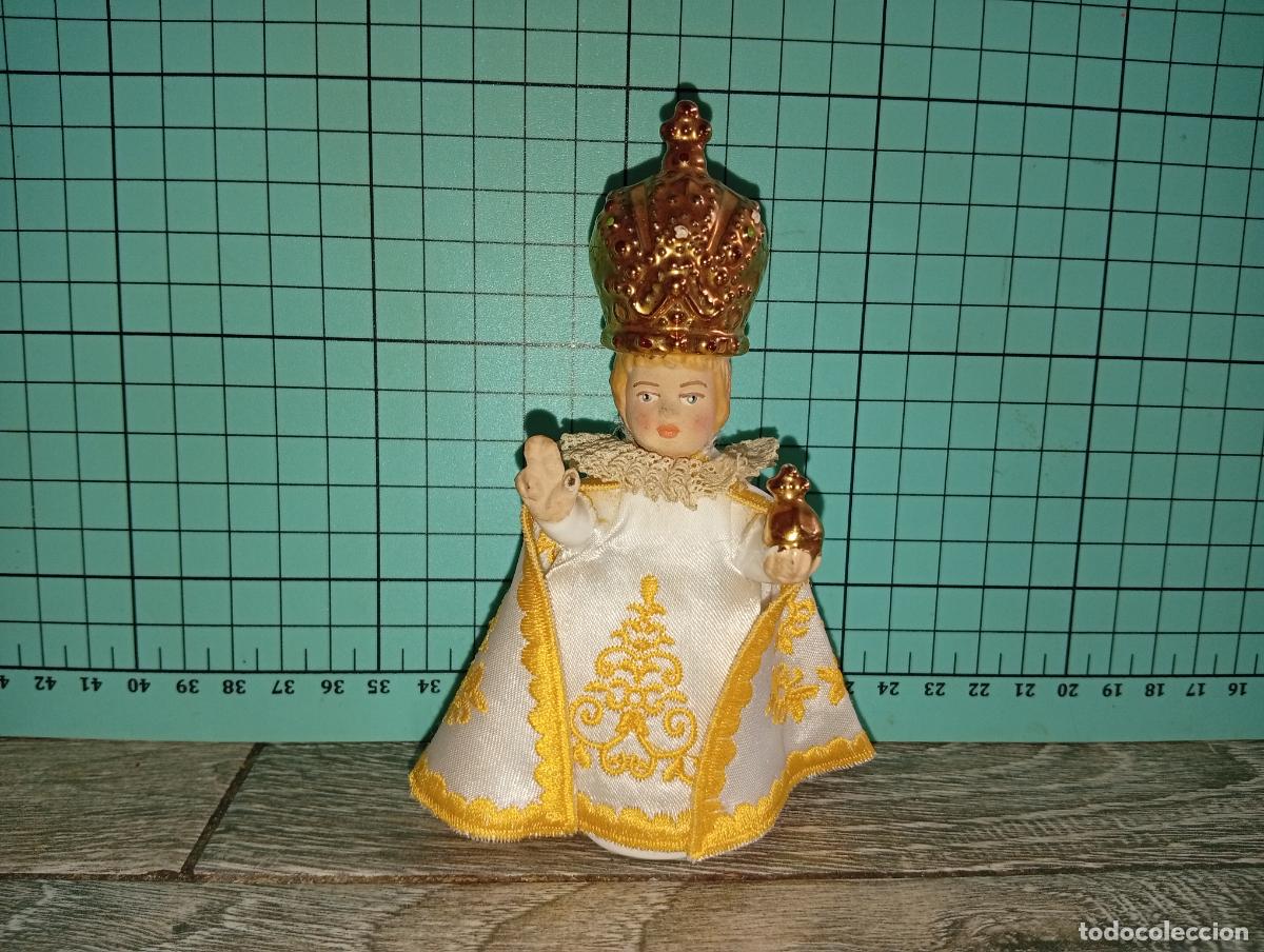 Arte: Ni&ntilde;o Jes&uacute;s de Praga - Figura de Porcelana con Vestiduras de Tela Bordada
