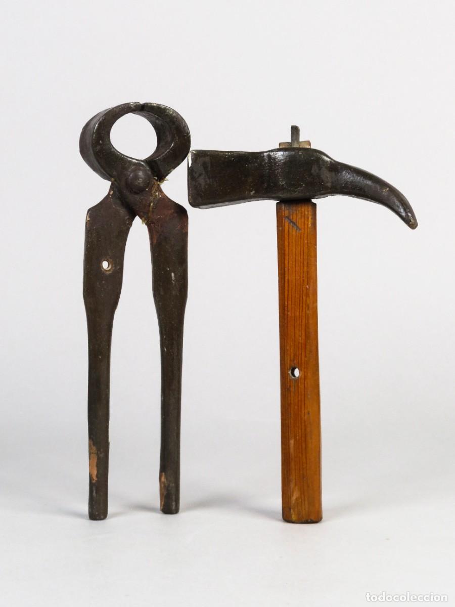 Arte: Tenaza y martillo de carpintero replicas en madera complementos para talla San Jos&eacute; siglo XIX