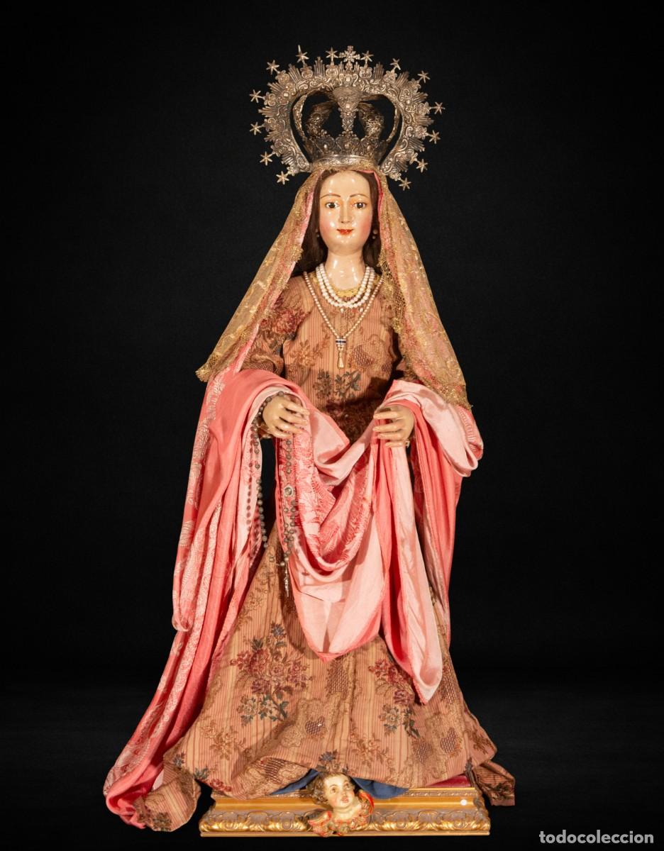 Arte: Gran talla virreinal andina en maguey con corona peruana de alpaca. Virgen del Rosario, s. XVII-XVII