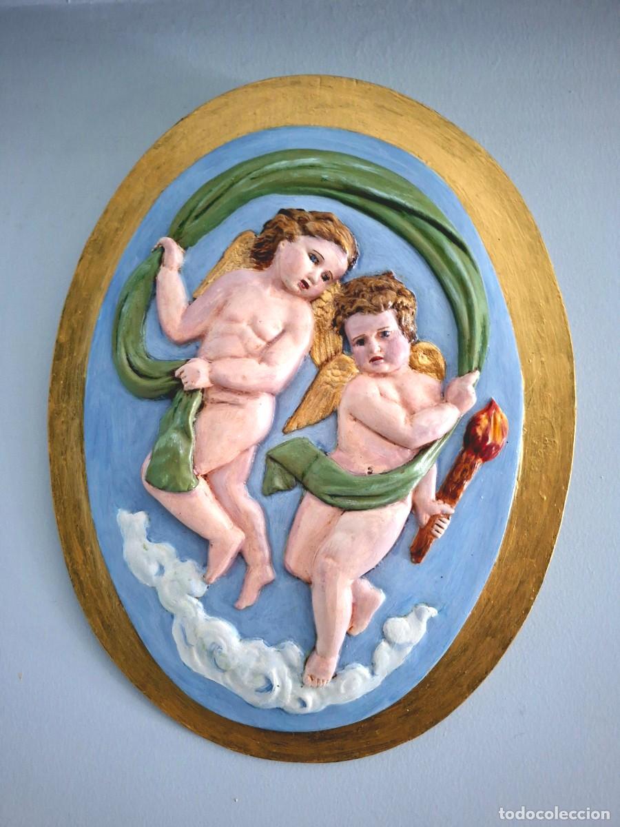 Arte: Relieve Oval de Querubines &Aacute;ngeles Policromado a Mano sobre Madera y Escayola | Firmado | Decoraci&oacute;n