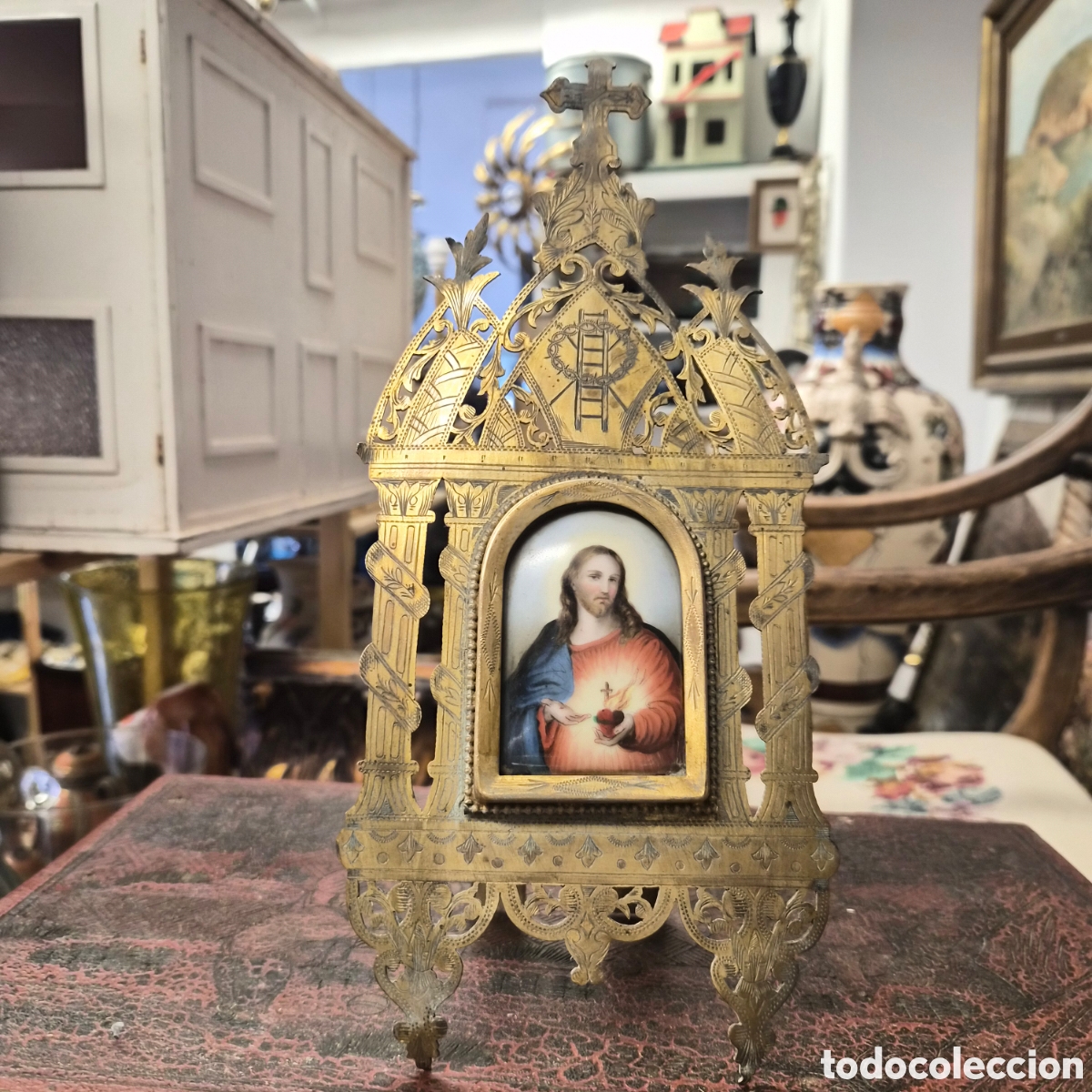 Arte: Antiguo esmalte del Sagrado Coraz&oacute;n de Jes&uacute;s con marco en metal dorado. Siglo XIX