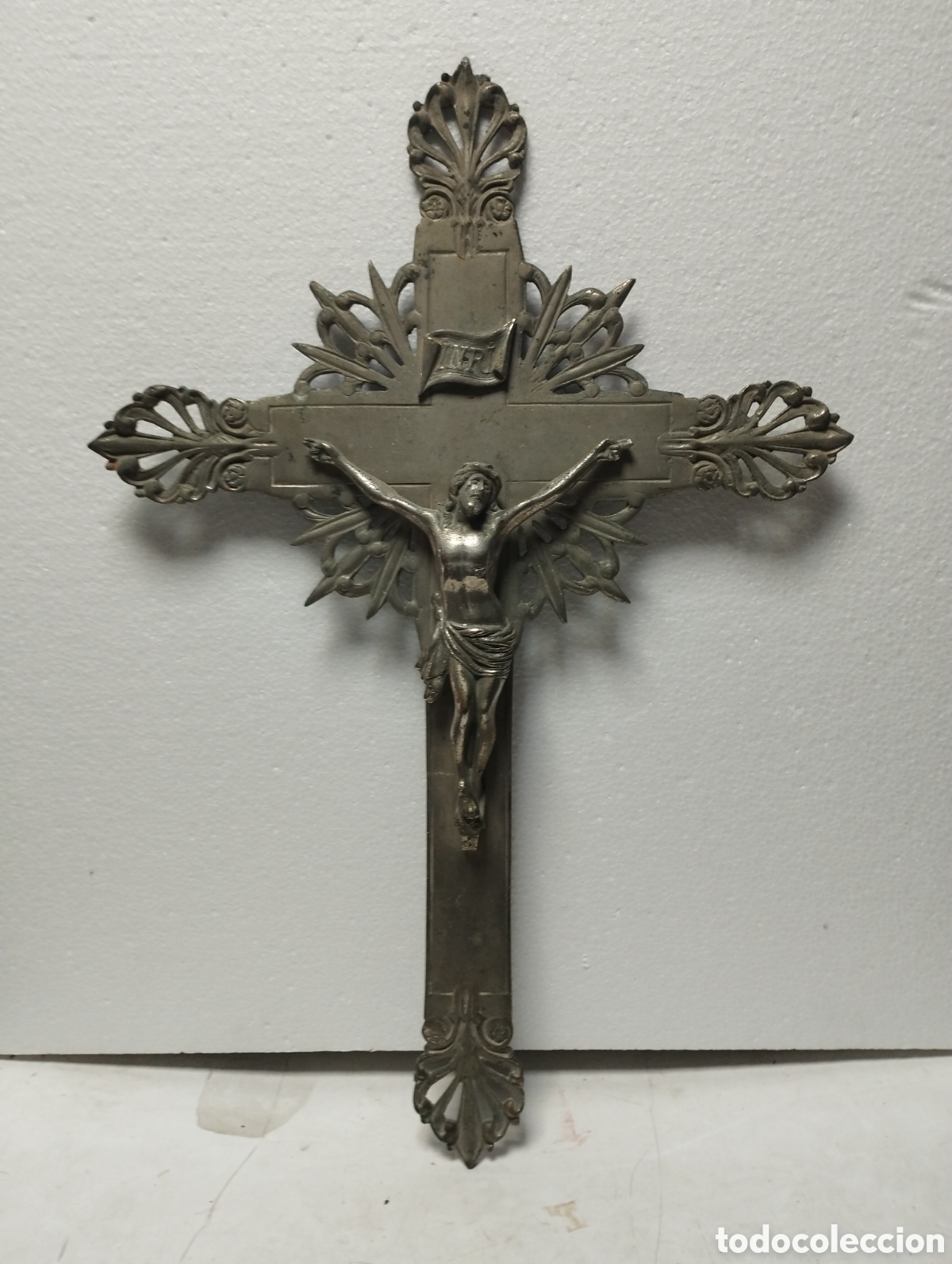 Arte: ANTIGUA CRISTO EN CRUZ LATON MACIZO NIQUELADO, MEDIDAS 40X59,5 CM.