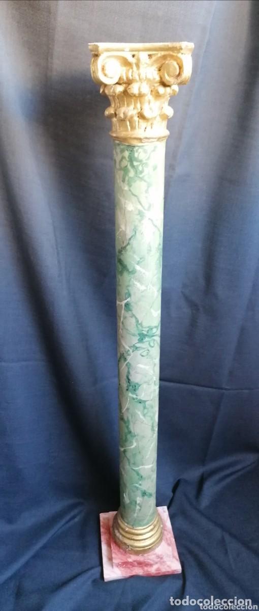 Arte: Columna de madera tallada dorada y policromada. Siglo XVIII. 78 cm de alto.