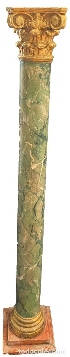 Arte: Columna de madera tallada dorada y policromada. Siglo XVIII. 78 cm de alto.