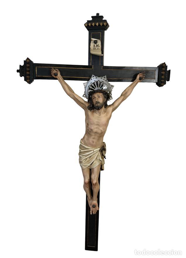 Arte: CRISTO EN LA CRUZ O LA CRUCIFIXI&Oacute;N DE JES&Uacute;S. TALLA EN MADERA POLICROMADA. ESPA&Ntilde;A. SIGLO XIX.
