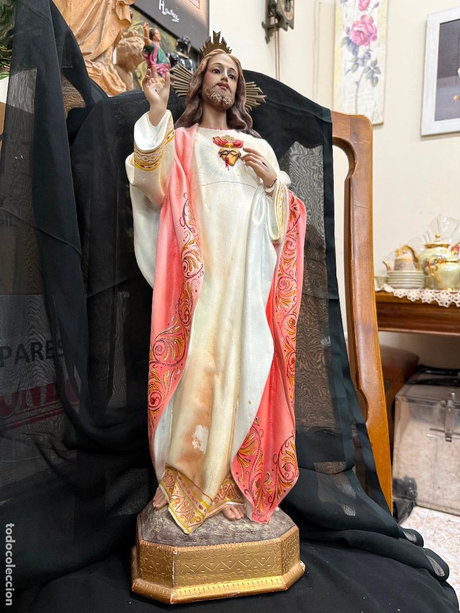 Arte: Majestuoso SAGRADO CORAZON DE JESUS de pie y mano alzada. Sello de Olot. Ojos cristal. Grande. 65cms