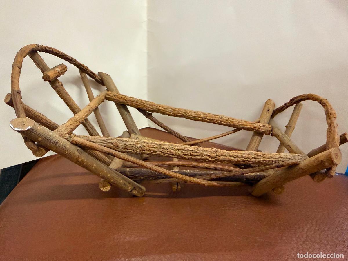 Arte: Antigua cuna para Ni&ntilde;o Jesus, en madera de olmo. A&ntilde;os 60-70. Original