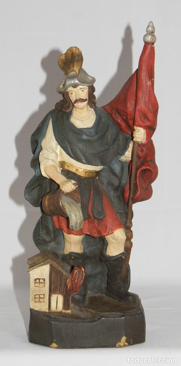 Arte: Escultura de San Flori&aacute;n de madera tallada y policromada. Siglo XX