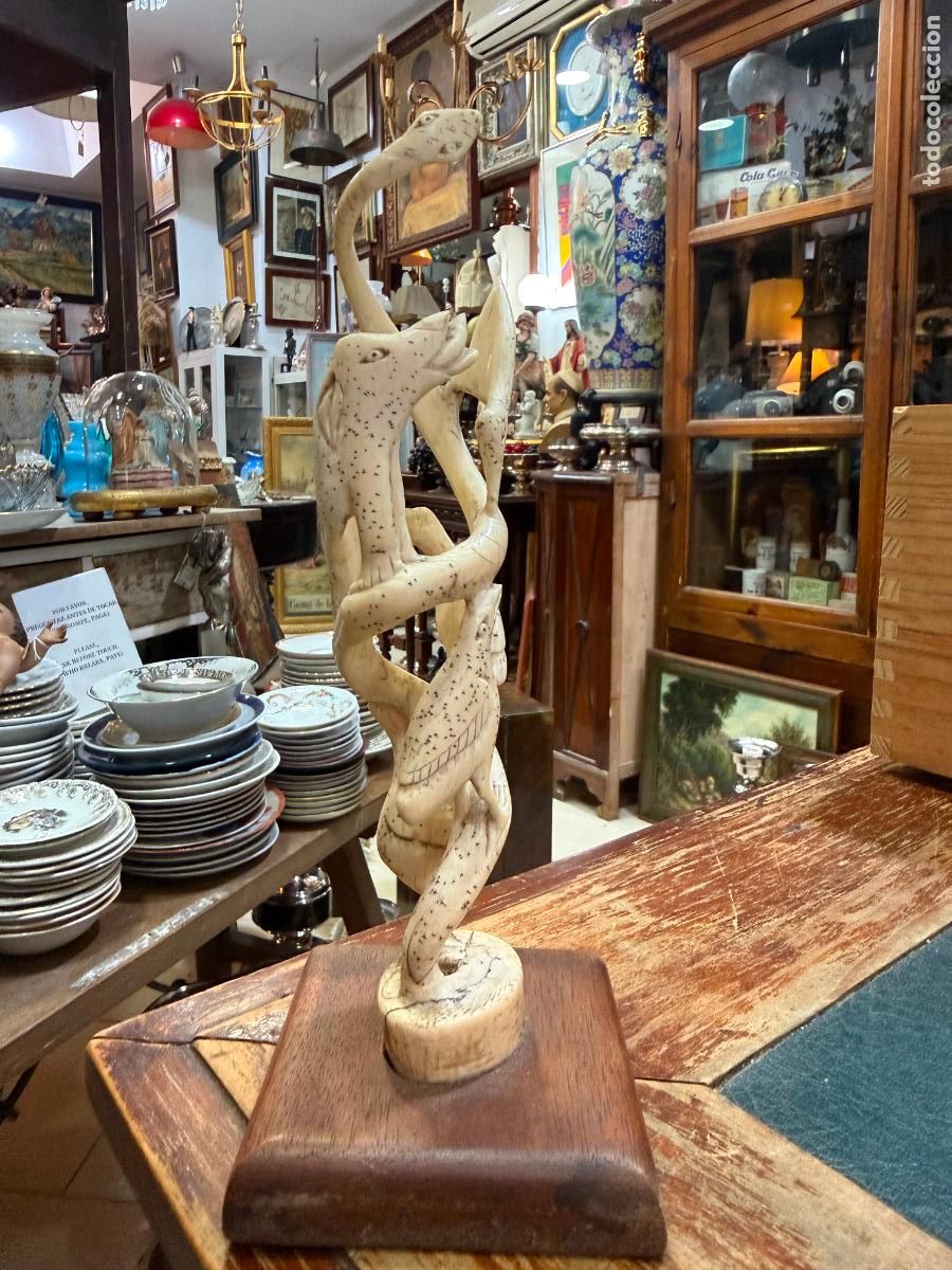 Arte: ANTIGUA TALLA EN HUESO CON DISTINTOS ANIMALES Y BASE DE MADERA - MEDIDA TOTAL 21 CM