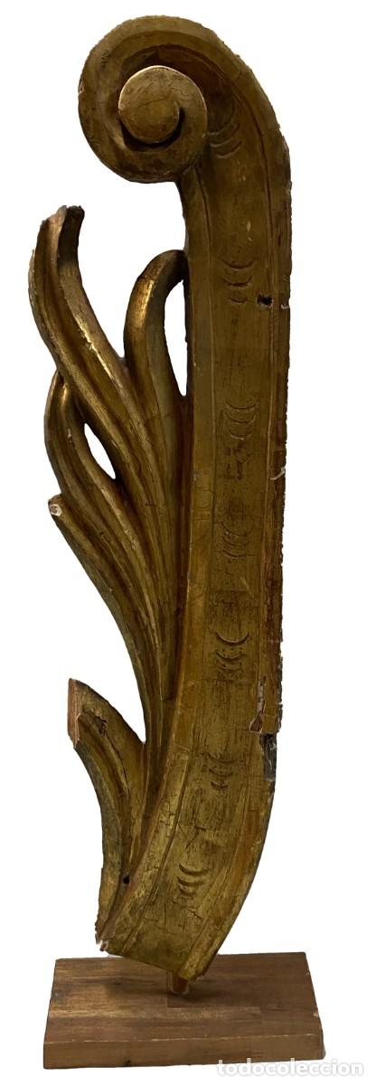 Arte: Antiguo retablo dorado al oro fino barroco, escultura con peana de madera. S. XVII. 86x24x12