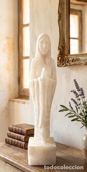 Arte: Escultura religiosa antigua Virgen en m&aacute;rmol tallado