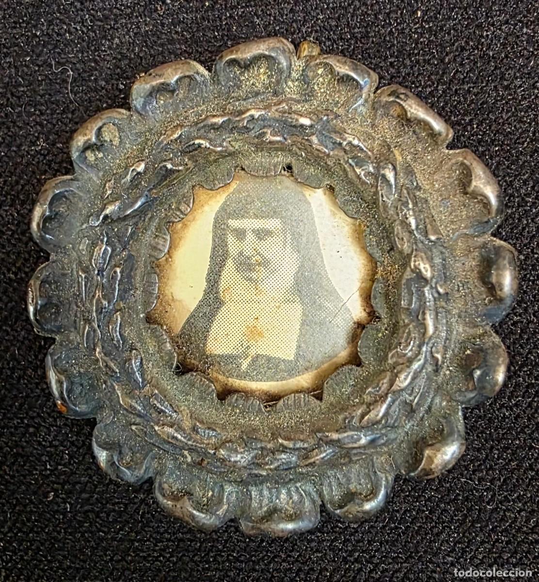 Arte: Relicario Devocional Antiguo con Fotograf&iacute;a de Sor Rafaela Mar&iacute;a del Sagrado Coraz&oacute;n &ndash; 4 cm