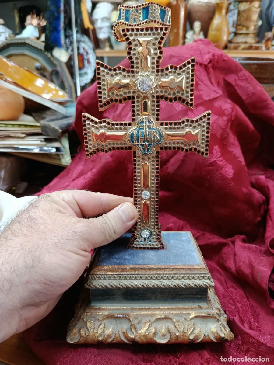 Arte: Cruz de Caravaca con pedestal de madera.