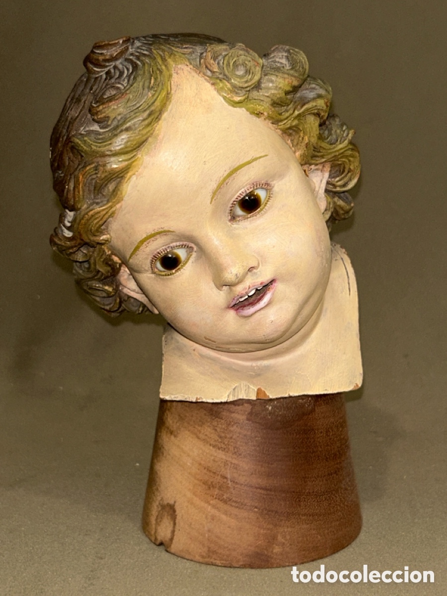 Arte: CABECITA DE NI&Ntilde;O JES&Uacute;S EN MADERA POLICROMADA TALLADA A MANO, OJOS DE CRISTAL, EN SU PEANA S.XIX