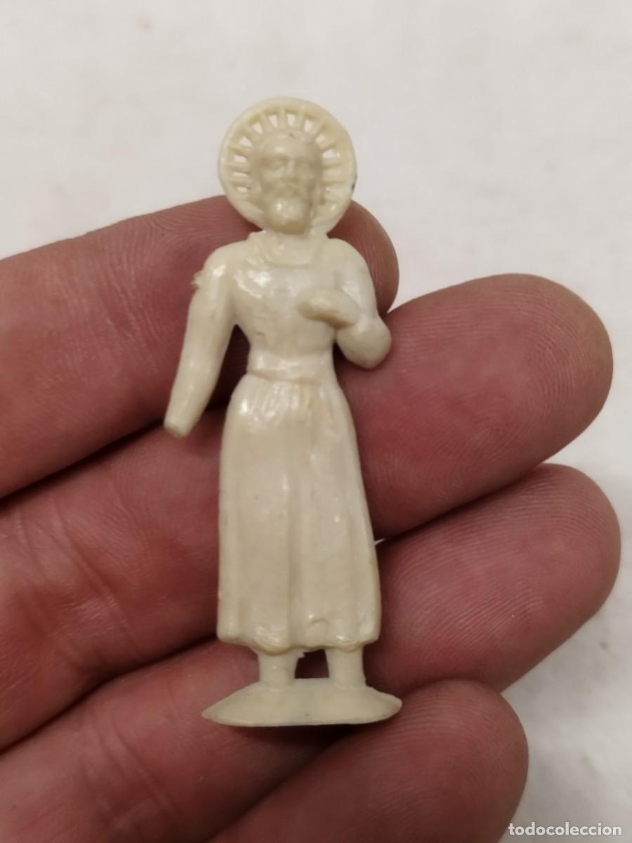 Arte: Antigua peque&ntilde;a figura, mu&ntilde;eco religiosos. De un santo a identificar. Le falta una mano.