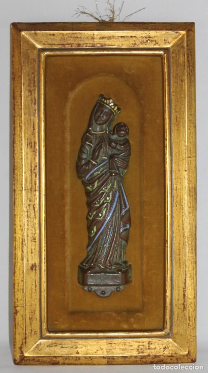 Arte: Virgen de cobre esmaltado con marco de madera dorada. Mediados del siglo XX