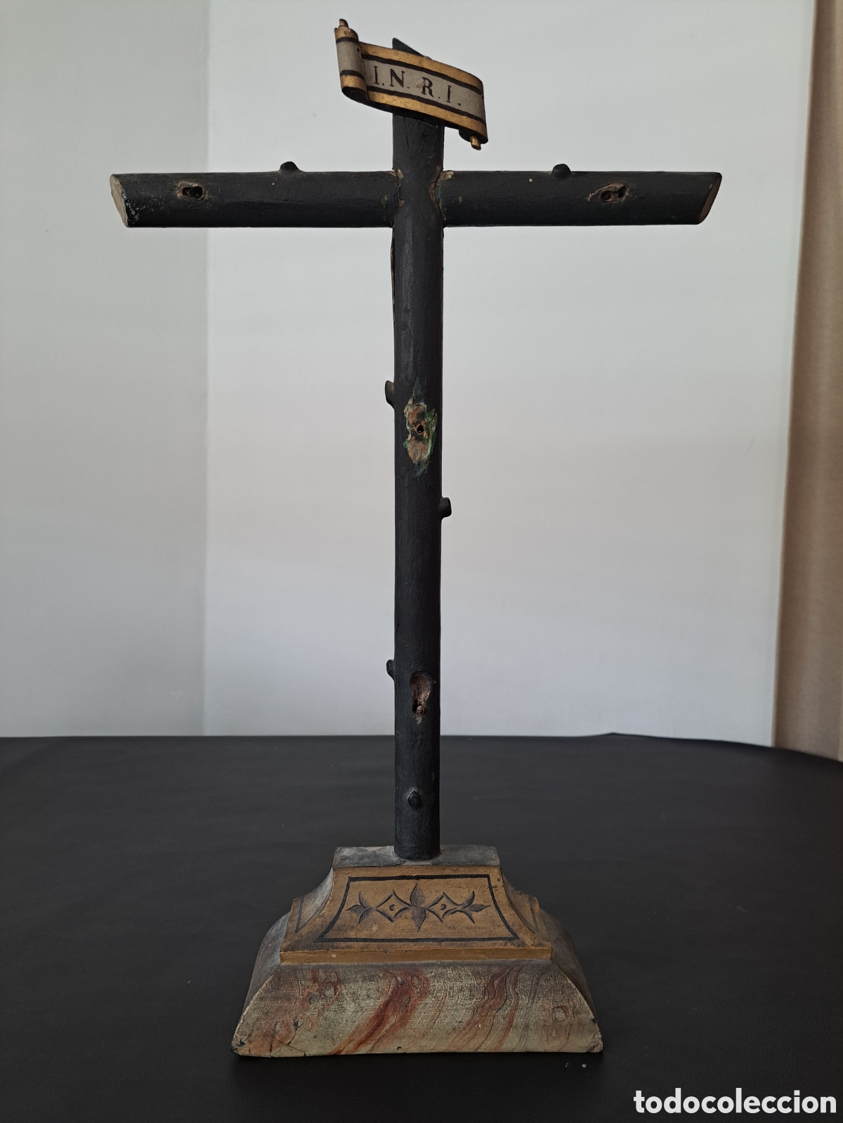Arte: CRUZ Y BASE SXIX TALLA DE MADERA INRI EN VITOLA